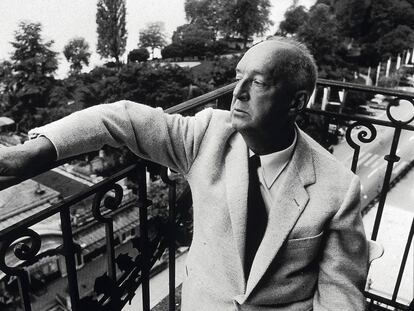 Nabokov, pensando en su próxima novela en una de las terrazas del Hotel Palace de Montreux.
