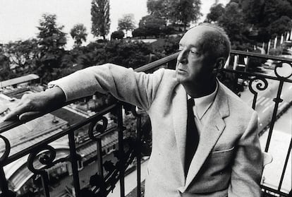 Nabokov, pensando en su próxima novela en una de las terrazas del Hotel Palace de Montreux.