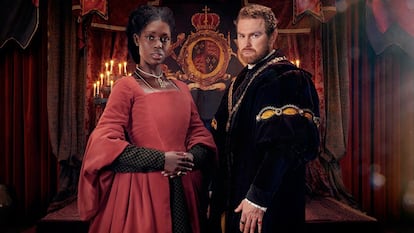 Jodie Turner-Smith como Ana Bolena y Mark Stanley como Enrique VIII en la serie de Channel 5 que llega a España a través de HBO.