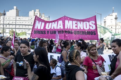 Un contingente con un cartel que lee 'Ni una menos', durante la marcha en Buenos Aires, este miércoles.