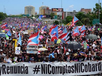 Miles de manfiestantes en las calles de Puerto Rico piden la renuncia del gobernador Ricardo Rossello.