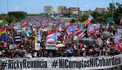 Miles de manfiestantes en las calles de Puerto Rico piden la renuncia del gobernador Ricardo Rossello.