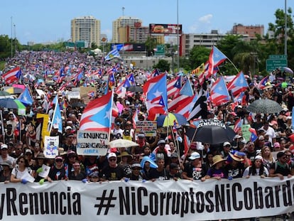 Miles de manfiestantes en las calles de Puerto Rico piden la renuncia del gobernador Ricardo Rossello.