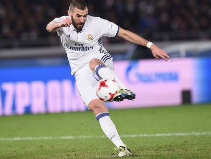 Benzema dispara en el partido ante el Kashima.