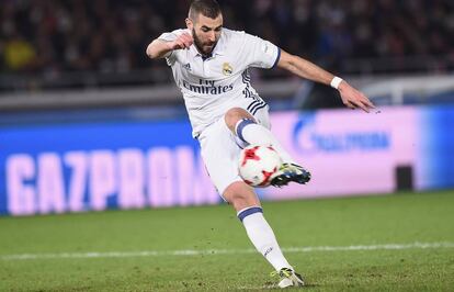 Benzema dispara en el partido ante el Kashima.