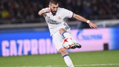 Benzema dispara en el partido ante el Kashima.