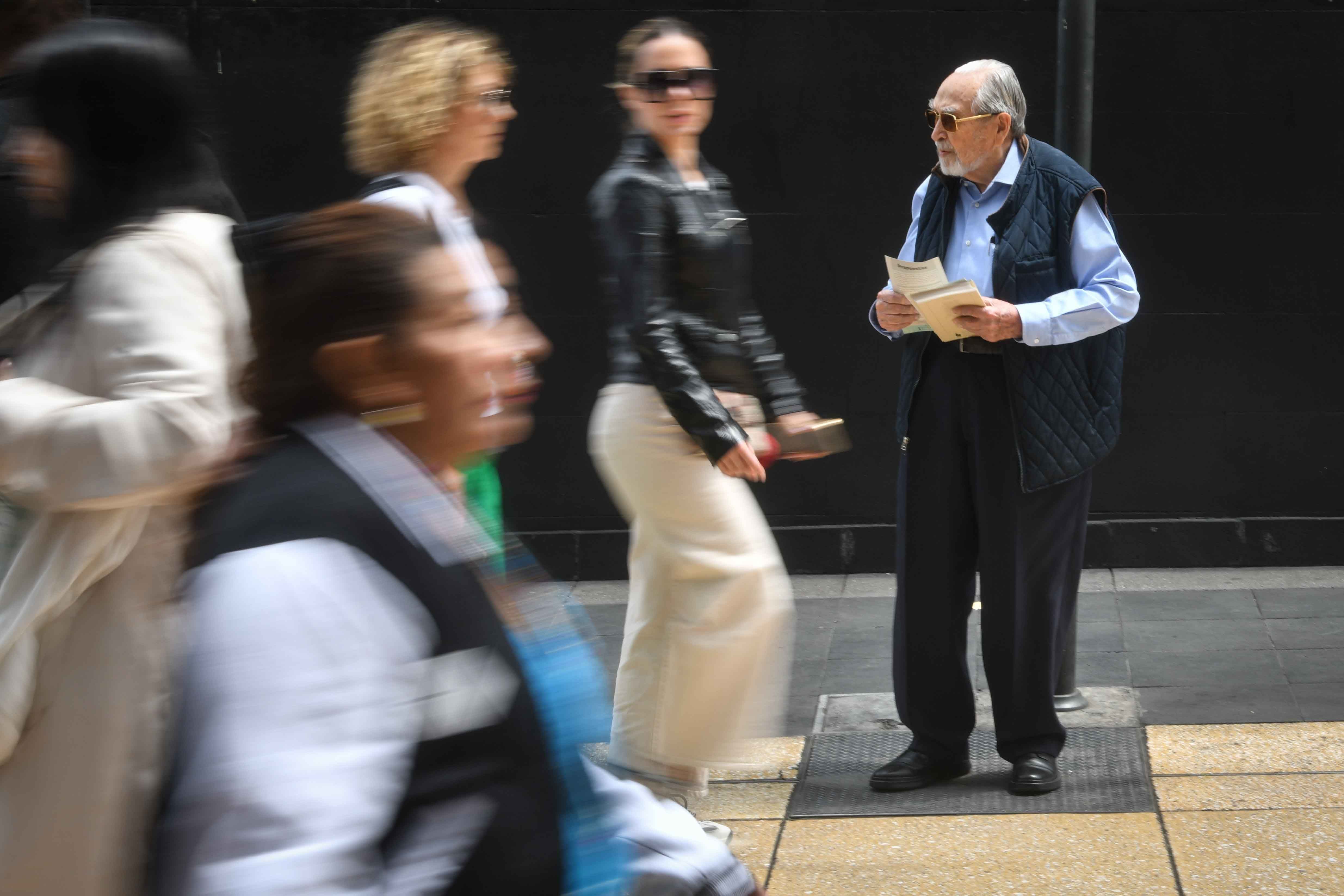 Bernardo Bátiz, de defender el voto a defender los acordeones