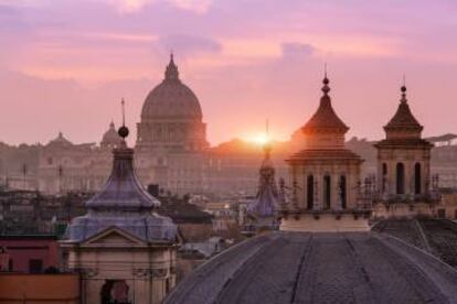 Las cúpulas de las iglesias gemelas de la Piazza del Populo de Roma desde el mirador del monte Pincio, con San Pedro al fondo.
