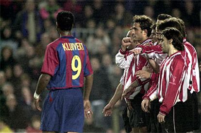 Kluivert, frente a la barrera del Athletic.