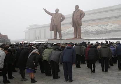 Ciudadanos norcoreanos hacen una reverencia ante las estatuas de los líderes fallecidos, Kim Il Sung y Kim Jong Il, durante el séptimo aniversario de la muerte de Kim Jong Il.