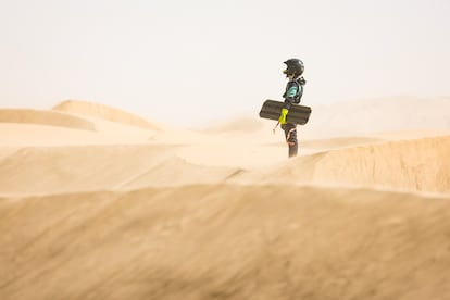 La francesa Elisa Huguenin espera a que llegue la ayuda, durante la segunda etapa del Dakar 2025.
