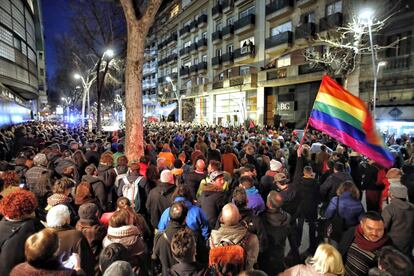 Concentración en Barcelona contra el ataque a una sede LGTBI.
