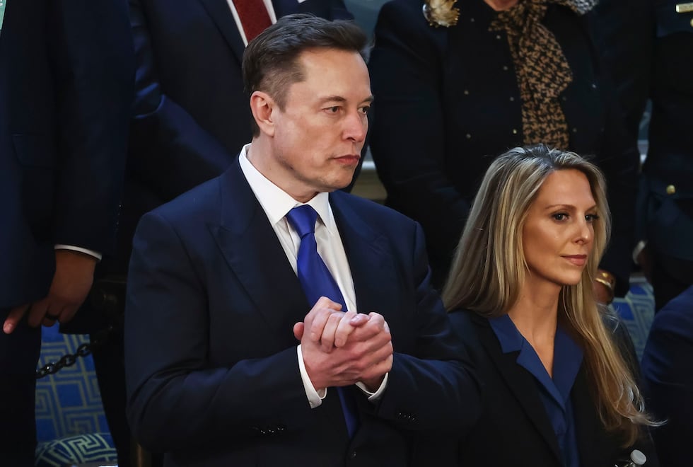 Elon Musk escucha el discurso.