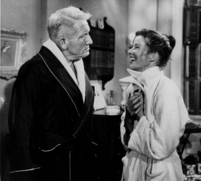 Katharine Hepburn y Spencer Tracy conversan durante los descansos del rodaje de &#039;Su otra esposa&#039; en los estudios de Hollywood. 