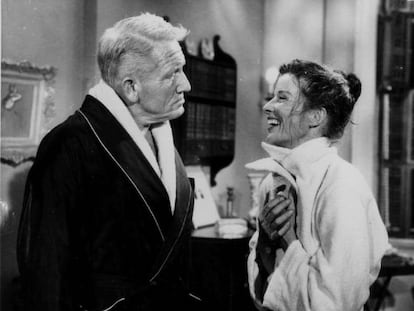 Katharine Hepburn y Spencer Tracy conversan durante los descansos del rodaje de &#039;Su otra esposa&#039; en los estudios de Hollywood. 