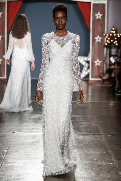 Los diseños de manga larga son un acierto seguro para las bodas de tarde en entretiempo o invierno. Este es de Jenny Packham.