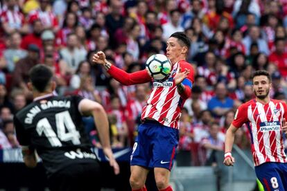 El delantero del Atlético de Madrid, Fernando Torres, controla el balón.