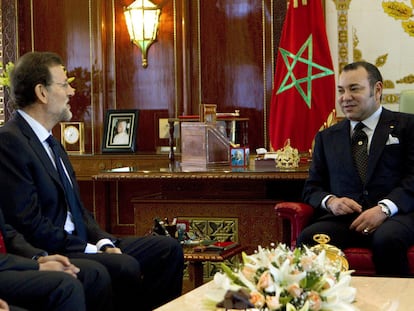 Mariano Rajoy, ayer en Rabat con el rey de Marruecos, Mohamed VI, durante el primer viaje oficial del presidente español.