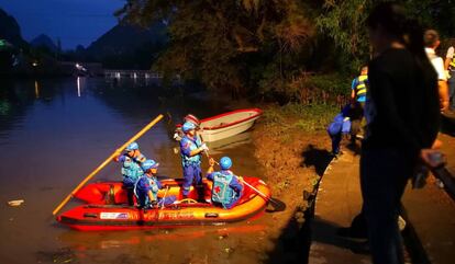 Trabajos de rescate en el río en el que han volcado en China los dos 'barcos dragón'.