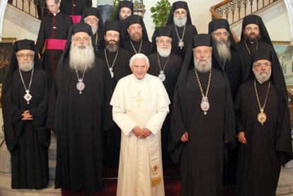 Benedicto XVI, junto a un grupo de prelados ortodoxos, ayer en Chipre.