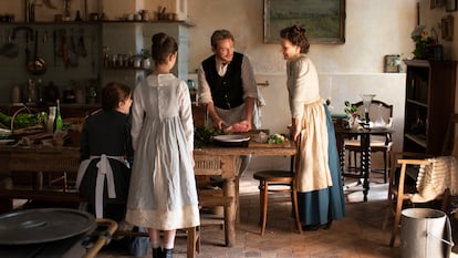 Juliette Binoche, a la derecha, que interpreta a  la cocinera Eugénie, y Benoît Magimel, en el papel del gourmet Dodin, en una escena de 'A fuego lento'.