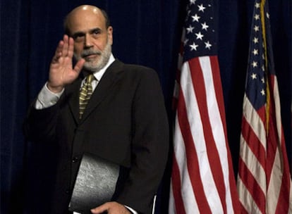 El presidente de la Reserva Federal (FED) Ben Bernanke, hoy durante una conferencia en Washington, donde ha repasado la 'pequeña historia' de esta crisis