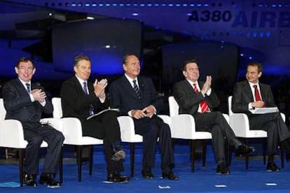 Noel Forgeard, presidente de Airbus Industries; Tony Blair, primer ministro del Reino Unido; Jacques Chirac, presidente de Francia; Gerhard Schröder, presidente de Alemania y Zapatero, presidente del Gobierno español, de izquierda a derecha, durante la presentación oficial del nuevo producto de la factoría Airbus, el A380, en Tolouse (Francia).