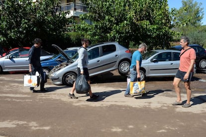 La gent surt de casa seva a Mandelieu després de les violentes tempestes i inundacions.