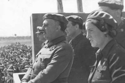 Francisco Franco y, a su izquierda, Pilar Primo de Rivera, en una imagen del documental <i>La Sección Femenina.</i>