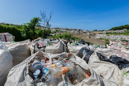 Recycling solid waste at the San Pedro Mixtepec municipal landfill, Juquila, Oaxaca.