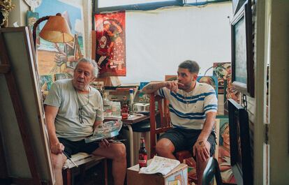 El pintor malagueño Josenrique (a la izquierda), comparte una cerveza con su hijo, el rapero Delaossa.