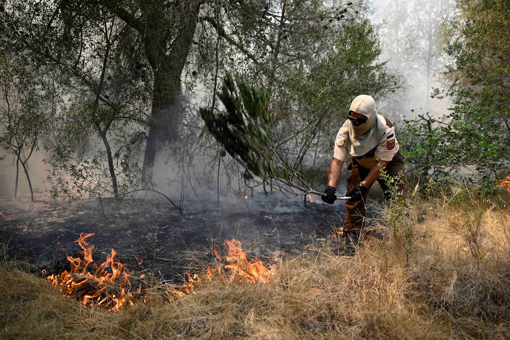 GRAFCVA5261. BETXÍ (CASTELLÓN), 28/07/2026.- Efectivos de bomberos trabajan en Betxí (Castellón), uno de los municipios afectados por el incendio declarado el pasado sábado en la Vall d'Uixó (Castellón), que sigue activo y ha quemado ya más de 8.500 hectáreas, con un perímetro de 72 kilómetros y con 10.000 desalojados de 18 localidades. EFE/Andreu Esteban