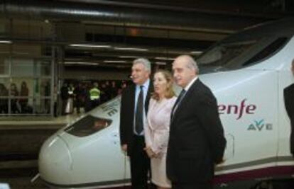 La ministra española de Fomento, Ana Pastor (c); el ministro delegado de Transportes de Francia, Frédéric Cuvillier (i), y el ministro español del Interior, Jorge Fernández Díaz (d), antes del viaje inaugural del servicio internacional de AVE entre España y Francia.