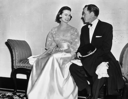 Frank Sinatra y Gloria Vanderbilt, en el Hotel Ambassador de Nueva York la Nochevieja de 1954.