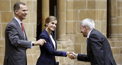 Los Reyes saludan al director del Orfeón Donostiarra en San Sebastián.