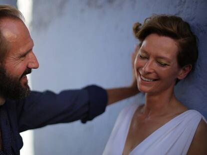 Ralph Fiennes y Tilda Swinton, en &#039;Cegados por el sol&#039;.