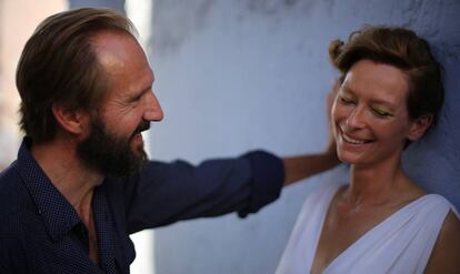 Ralph Fiennes y Tilda Swinton, en &#039;Cegados por el sol&#039;.