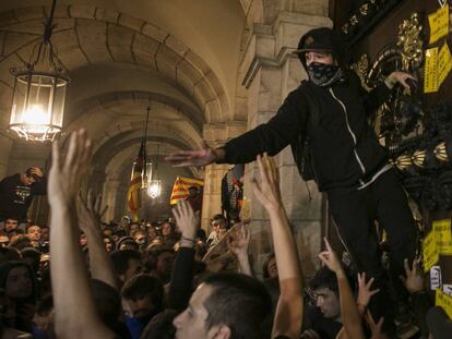 Momento en el que los manifestantes han intentado asaltar el Parlament.