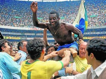Pelé sale a hombros de sus compañeros de la selección brasileña