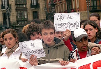 Un grupo de jóvenes concentrados ante la plaza del Arriaga.