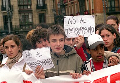 Un grupo de jóvenes concentrados ante la plaza del Arriaga.