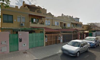 Imagen del exterior de la vivienda de Vecindario donde fue hallado muerto un matrimonio.