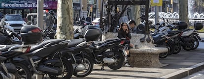 Motos aparcades a la vorera d'un carrer de Barcelona.