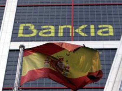 En la imagen, una bandera española que ondea delante de la sede de Bankia en Madrid. EFE/Archivo