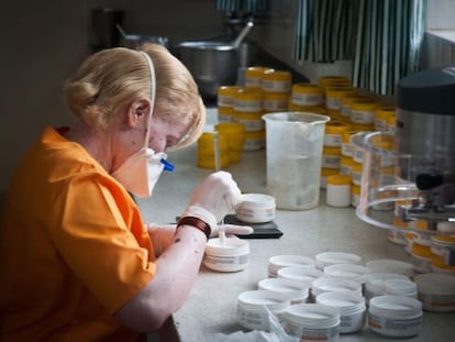 Grace, que tambi&eacute;n tiene albinismo, haciendo la mezcla para las cremas en el laboratorio de Moshi, Tanzania.