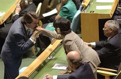 José María Aznar besa la mano de la consejera de Seguridad de EE UU, Condoleezza Rice, antes de dar comienzo la sesión de la Asamblea General de la ONU.