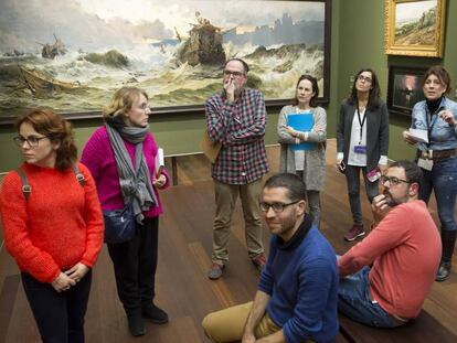 La historiadora Lucía Vázquez imparte el curso 'Arte y sostenibilidad en el Museo de Málaga' a un grupo de profesores.