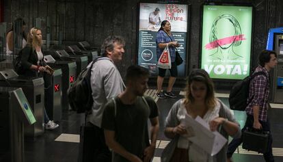 Campanya d'Òmnium al metre de Barcelona a favor del referèndum.