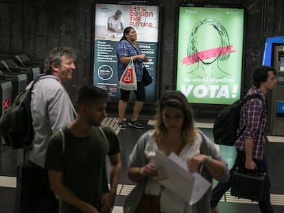 Campana de &Ograve;mnium en el metro de Barcelona a favor del refer&eacute;ndum. 