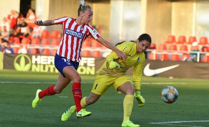 Amanda Sampedro (i) y Kostik, en una acción del partido.
